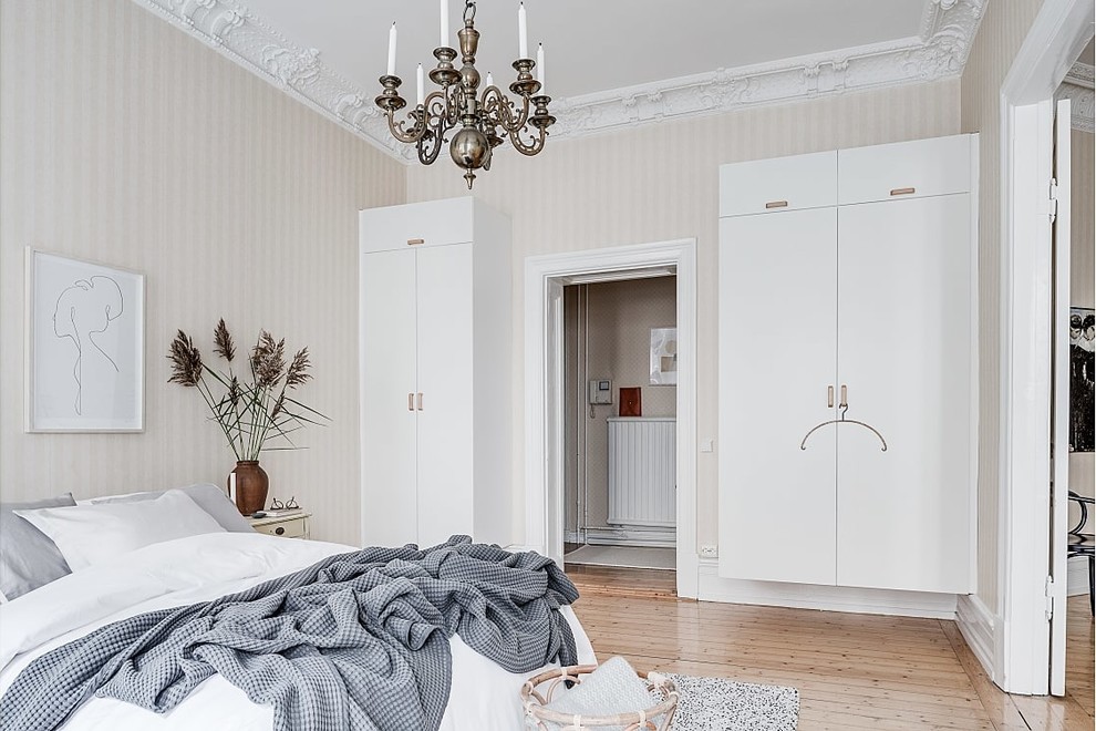 Идея дизайна: спальня в скандинавском стиле с бежевыми стенами, светлым паркетным полом и бежевым полом