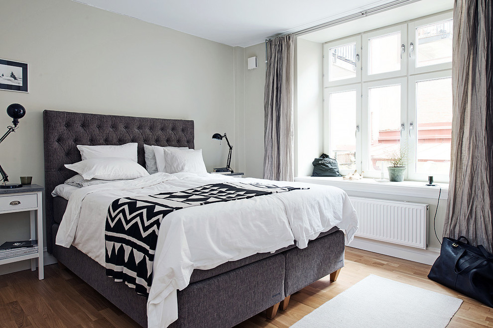 Пример оригинального дизайна: хозяйская спальня среднего размера в скандинавском стиле с серыми стенами и светлым паркетным полом без камина