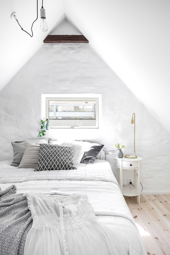 Свежая идея для дизайна: маленькая спальня в стиле кантри с белыми стенами и светлым паркетным полом для на участке и в саду - отличное фото интерьера