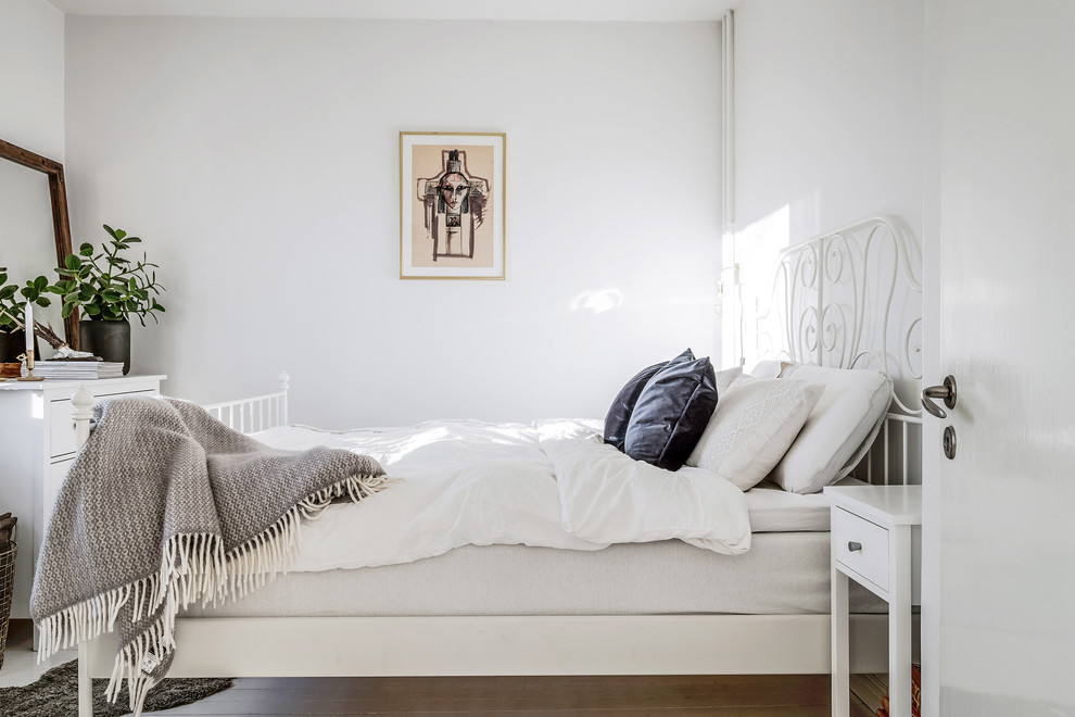 Idéer för ett litet skandinaviskt sovrum, med vita väggar