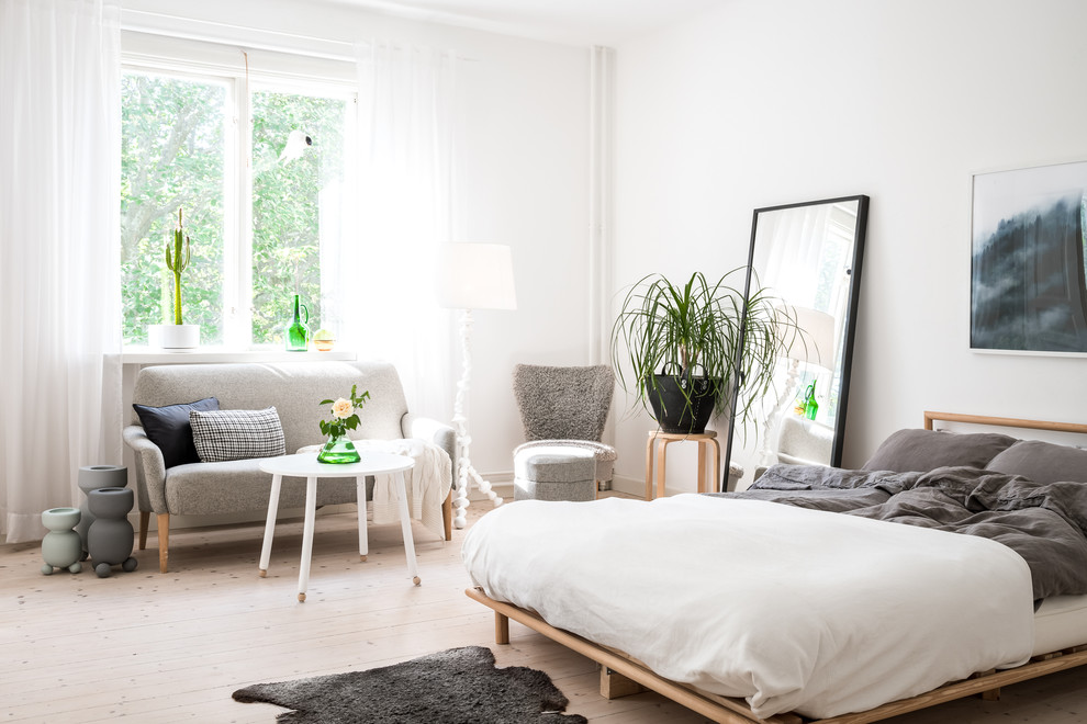 Пример оригинального дизайна: хозяйская спальня в скандинавском стиле с белыми стенами, светлым паркетным полом и бежевым полом без камина