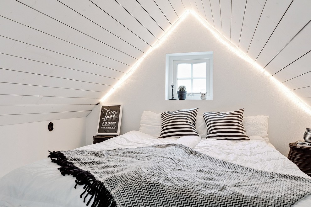 Идея дизайна: маленькая гостевая спальня (комната для гостей) на мансарде в скандинавском стиле с белыми стенами для на участке и в саду
