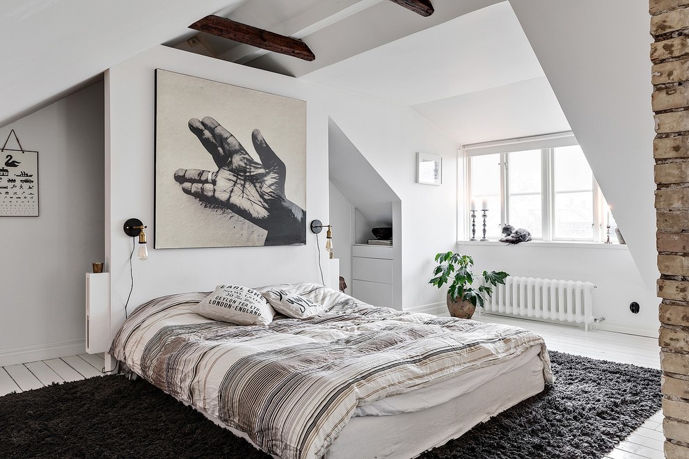 Mittelgroßes Skandinavisches Hauptschlafzimmer ohne Kamin mit weißer Wandfarbe, gebeiztem Holzboden und weißem Boden in Malmö