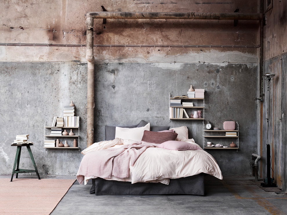 Ejemplo de dormitorio escandinavo de tamaño medio con paredes marrones y suelo de madera clara