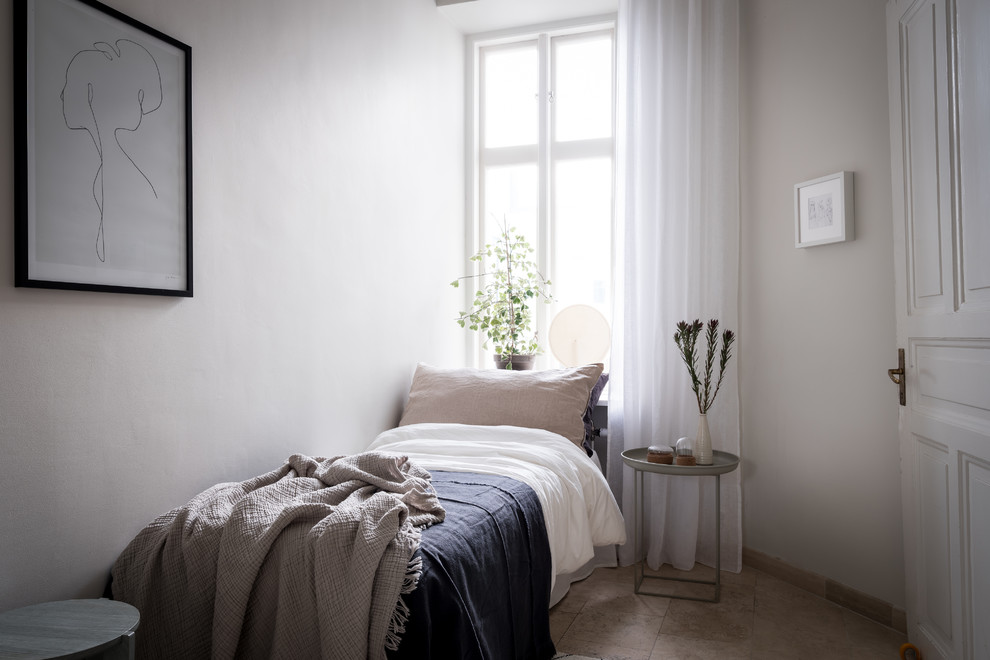 Пример оригинального дизайна: спальня в скандинавском стиле с белыми стенами и бежевым полом
