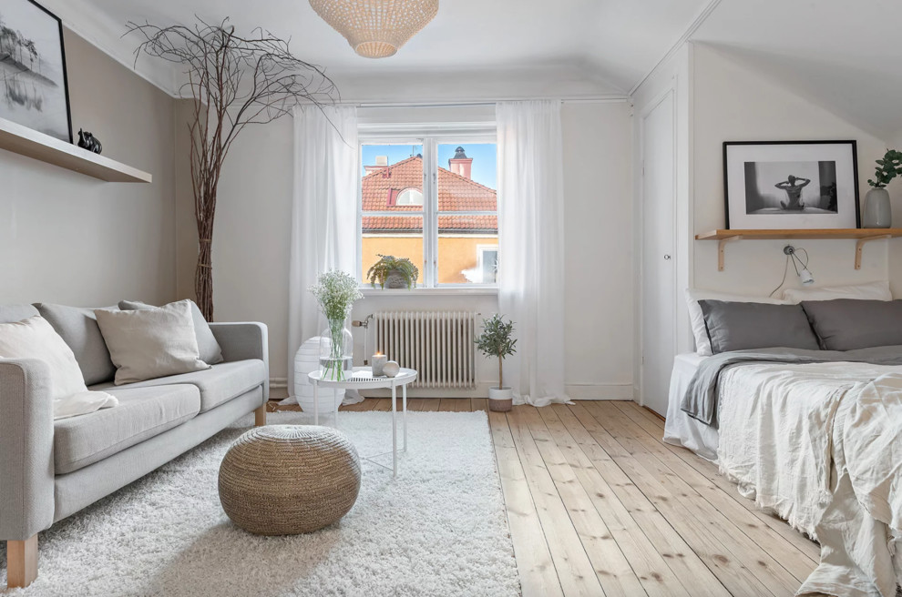 Aménagement d'une petite chambre parentale scandinave avec un mur blanc, parquet clair et un sol beige.