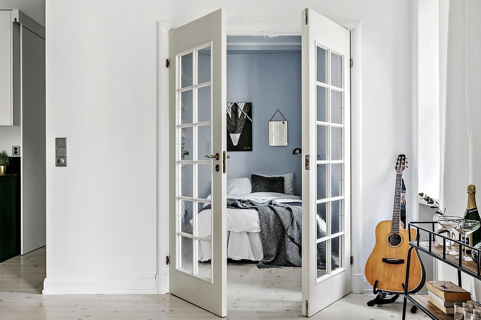 На фото: маленькая гостевая спальня (комната для гостей) в скандинавском стиле с серыми стенами, светлым паркетным полом и бежевым полом для на участке и в саду с