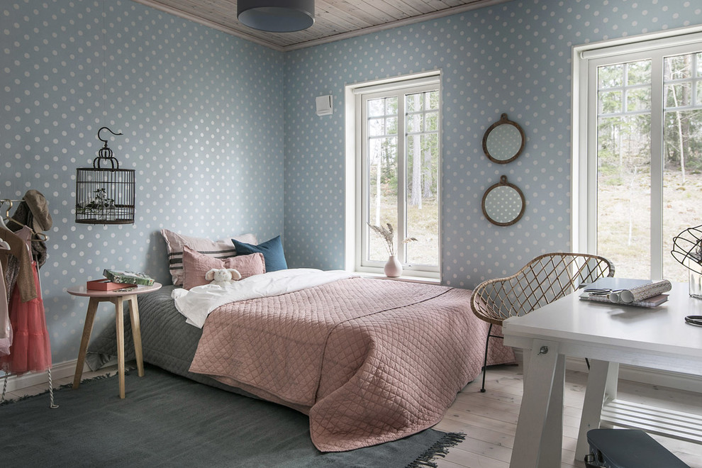 ストックホルムにある北欧スタイルのおしゃれな客用寝室 (無垢フローリング、茶色い床、グレーとブラウン) のインテリア