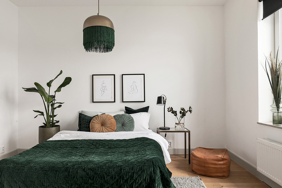 ストックホルムにある北欧スタイルのおしゃれな客用寝室 (白い壁、無垢フローリング、茶色い床) のレイアウト