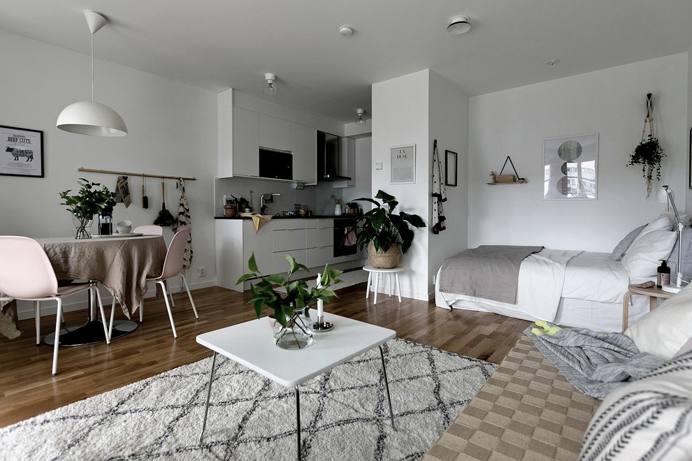 Ejemplo de dormitorio minimalista pequeño con paredes blancas