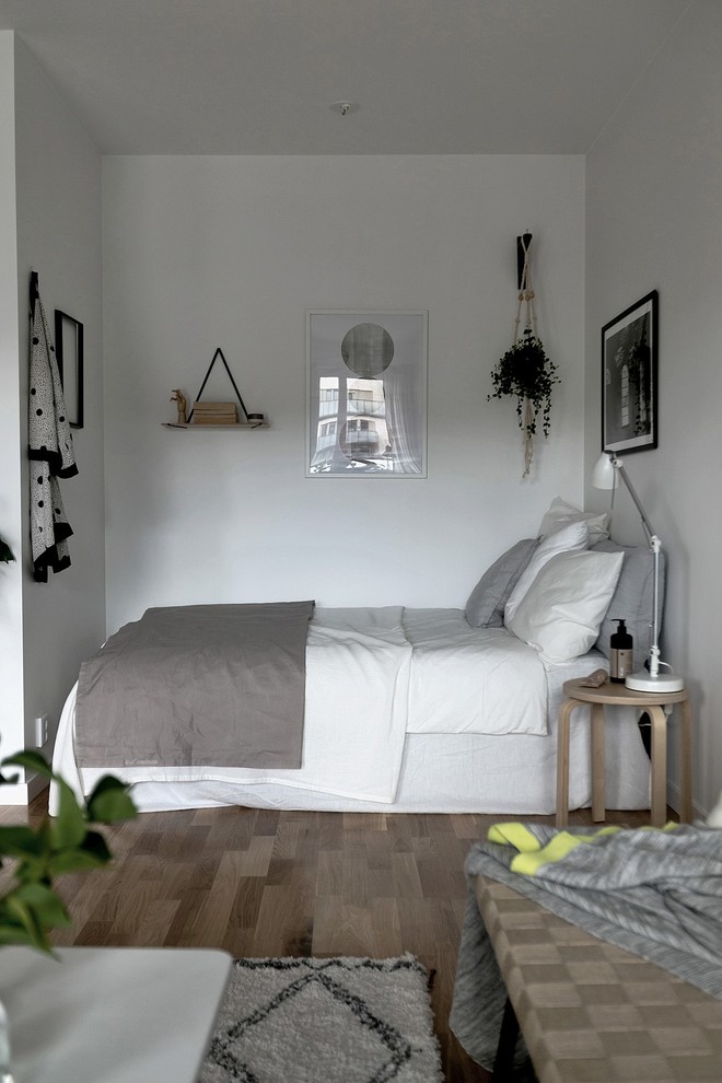 Cette photo montre une petite chambre scandinave avec un mur blanc.