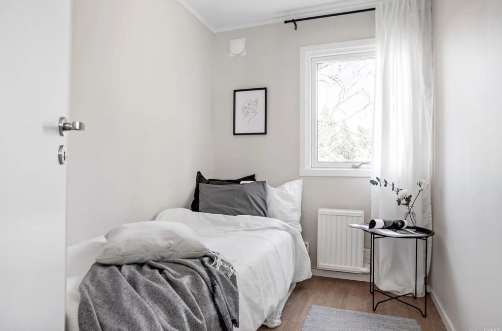 На фото: маленькая гостевая спальня (комната для гостей) в скандинавском стиле с бежевыми стенами, светлым паркетным полом и бежевым полом для на участке и в саду с