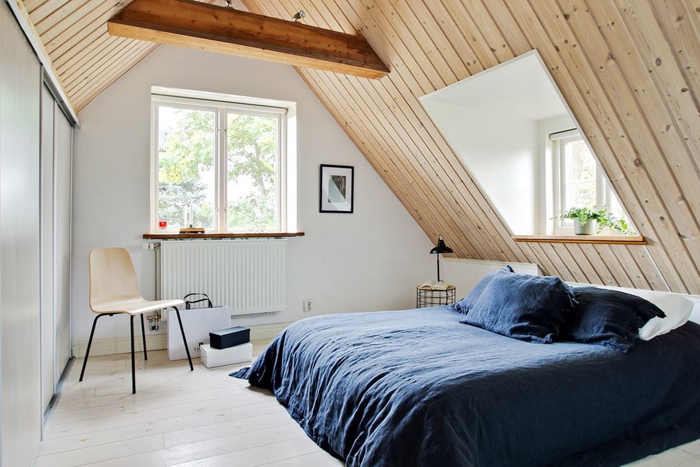 Idéer för ett mellanstort minimalistiskt gästrum, med ljust trägolv, beiget golv och vita väggar