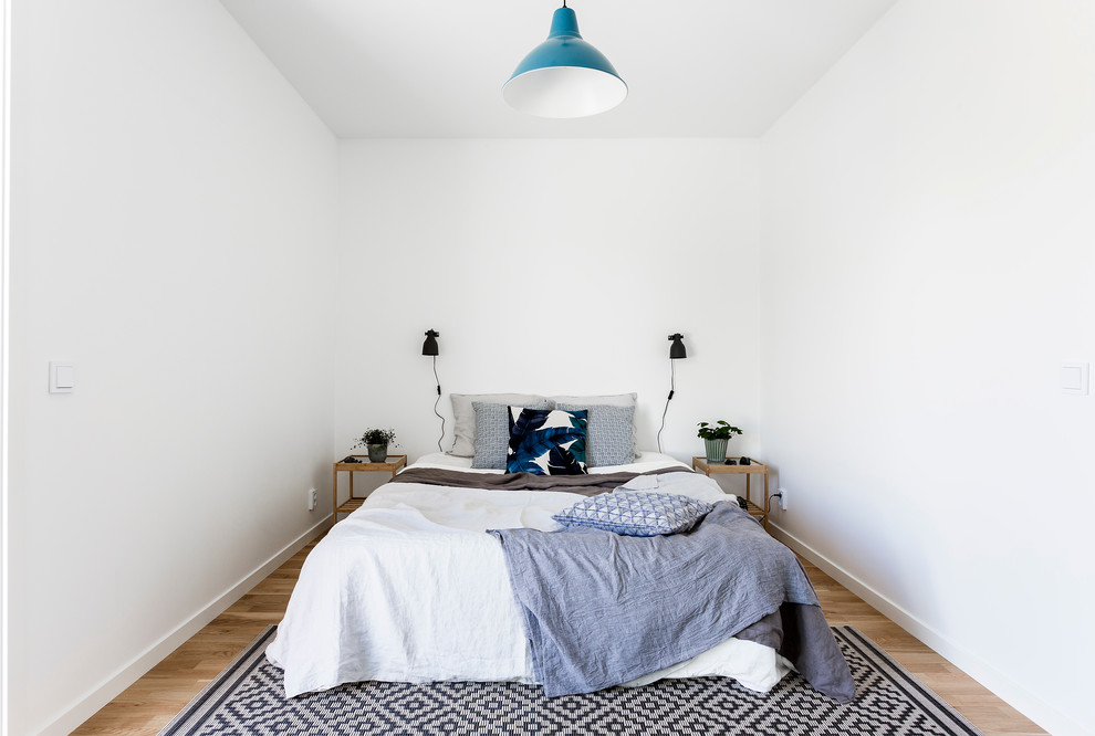Inspiration för mellanstora sovrum, med vita väggar och mellanmörkt trägolv
