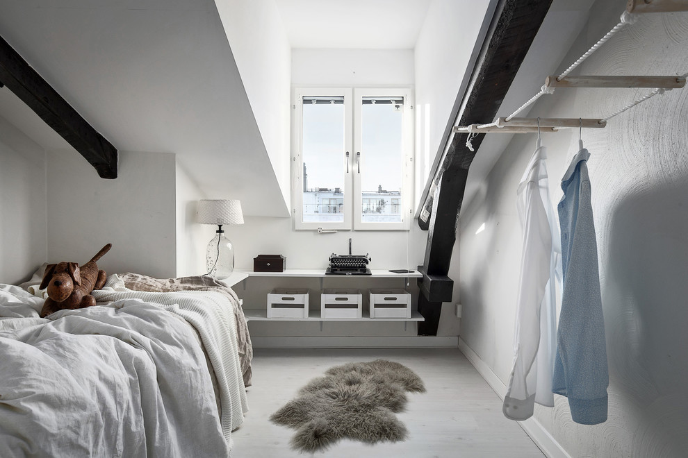 Idéer för att renovera ett minimalistiskt gästrum, med vita väggar och ljust trägolv