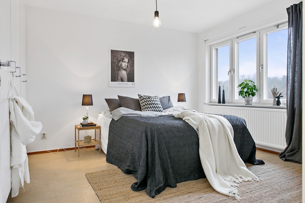 На фото: хозяйская спальня среднего размера в скандинавском стиле с белыми стенами и полом из линолеума с