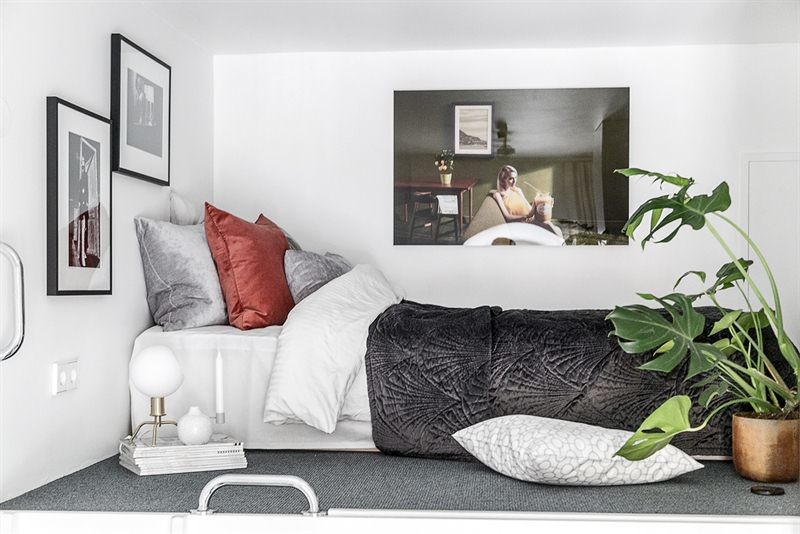 ストックホルムにある小さな北欧スタイルのおしゃれなロフト寝室 (白い壁、カーペット敷き、グレーの床) のレイアウト