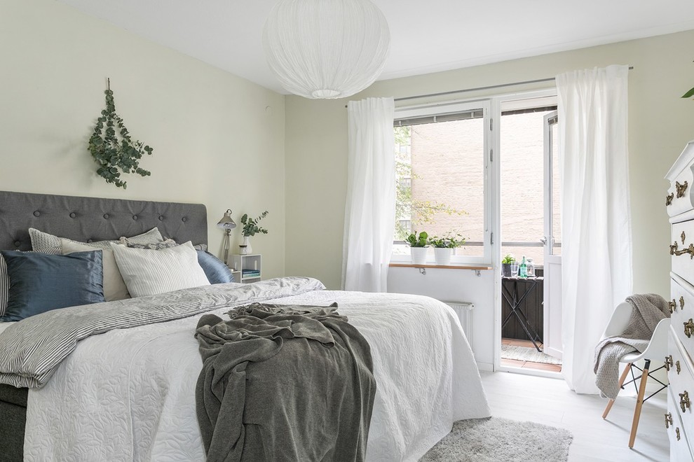 Foto de dormitorio escandinavo con suelo blanco, paredes verdes y suelo de madera pintada