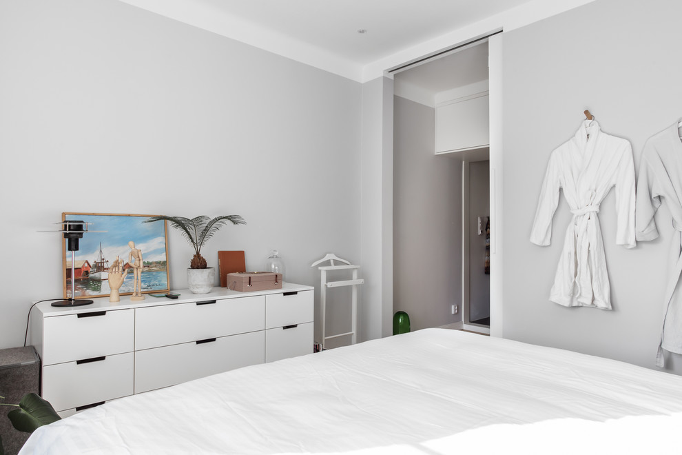 Kleines Skandinavisches Schlafzimmer ohne Kamin mit weißer Wandfarbe in Stockholm