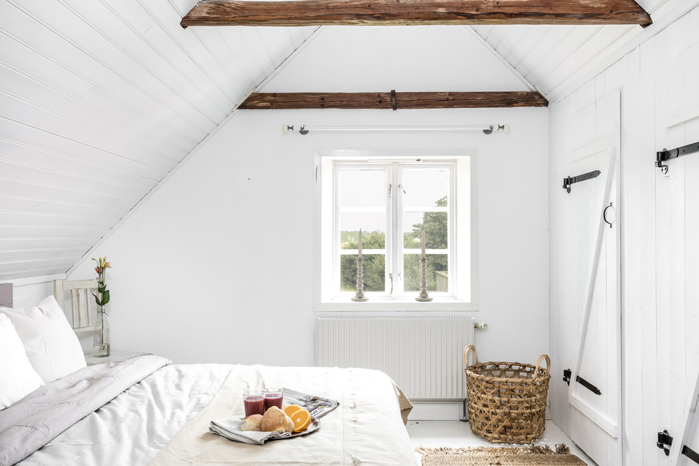 Идея дизайна: маленькая спальня в стиле кантри с белыми стенами для на участке и в саду