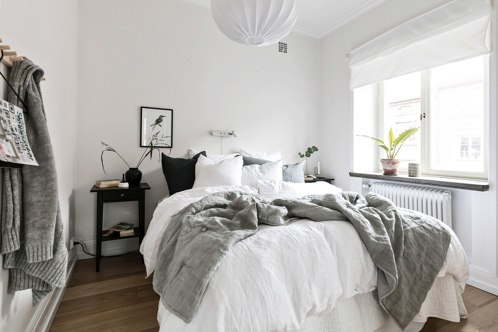 ヨーテボリにある北欧スタイルのおしゃれな寝室 (白い壁、無垢フローリング、茶色い床)