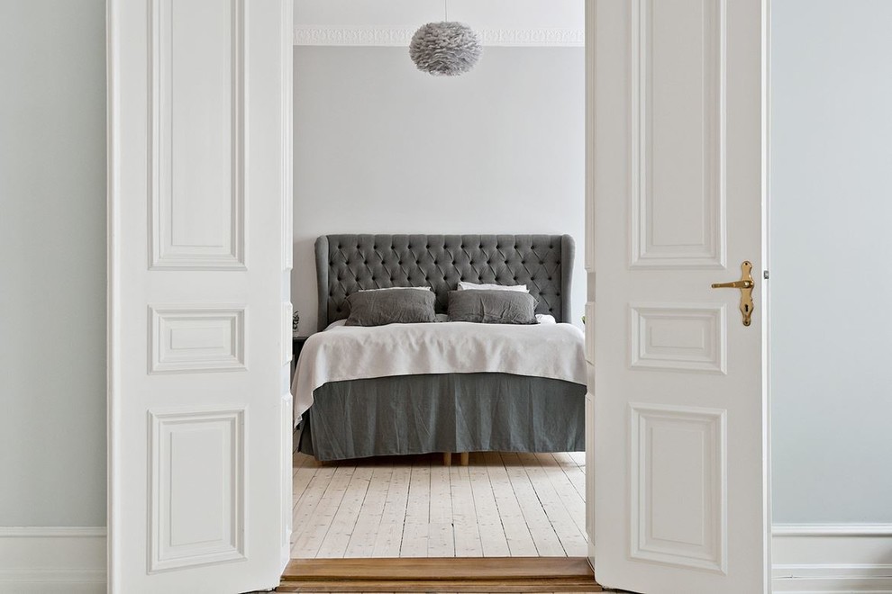 Foto di una camera da letto nordica con parquet chiaro e pavimento beige