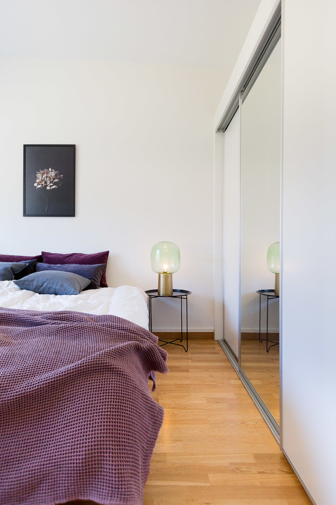 Идея дизайна: хозяйская спальня среднего размера в скандинавском стиле с белыми стенами и паркетным полом среднего тона
