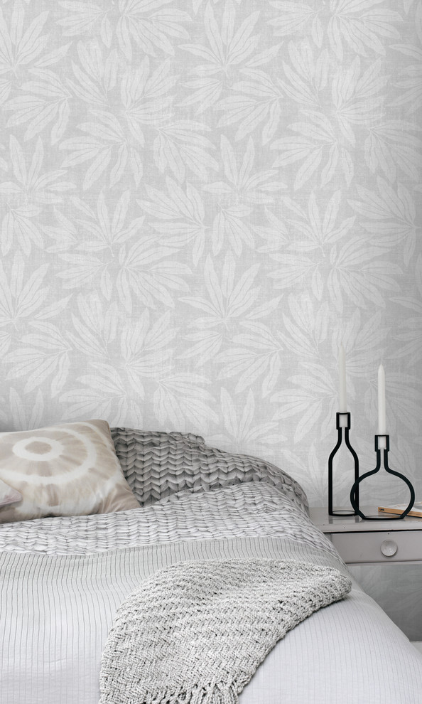 Идея дизайна: спальня в скандинавском стиле с серыми стенами и деревянным полом