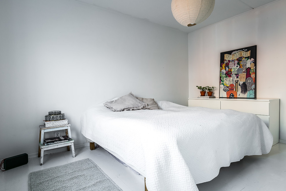 Foto på ett skandinaviskt sovrum, med vita väggar och vitt golv