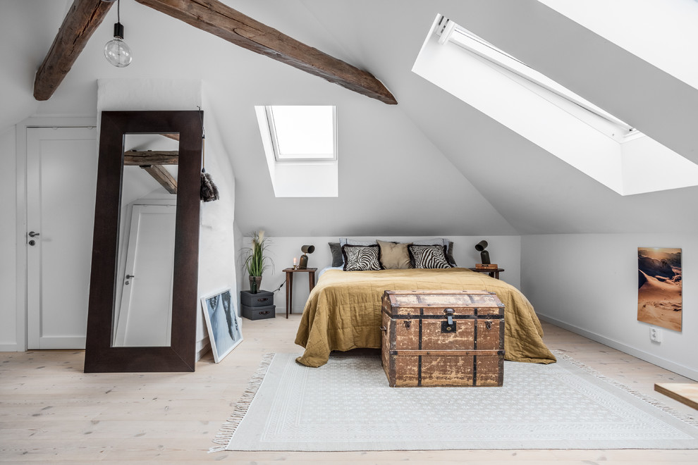 Inredning av ett skandinaviskt mellanstort sovloft, med vita väggar, ljust trägolv och beiget golv