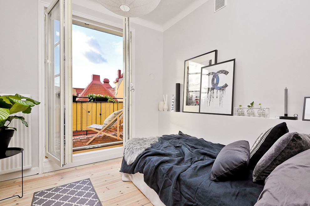 На фото: гостевая спальня среднего размера, (комната для гостей) в скандинавском стиле с серыми стенами и светлым паркетным полом