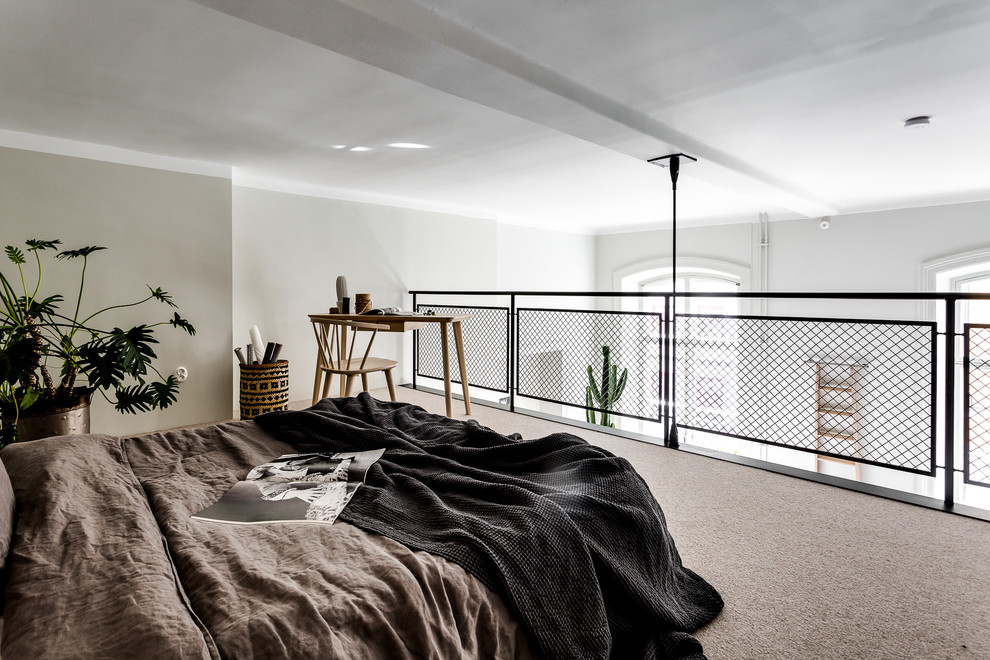 Bild på ett mellanstort skandinaviskt sovloft, med heltäckningsmatta och vita väggar