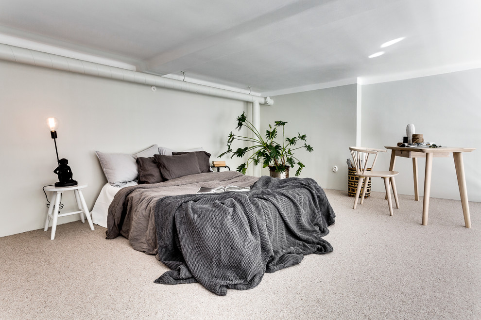 Modelo de dormitorio principal escandinavo de tamaño medio con paredes grises y moqueta