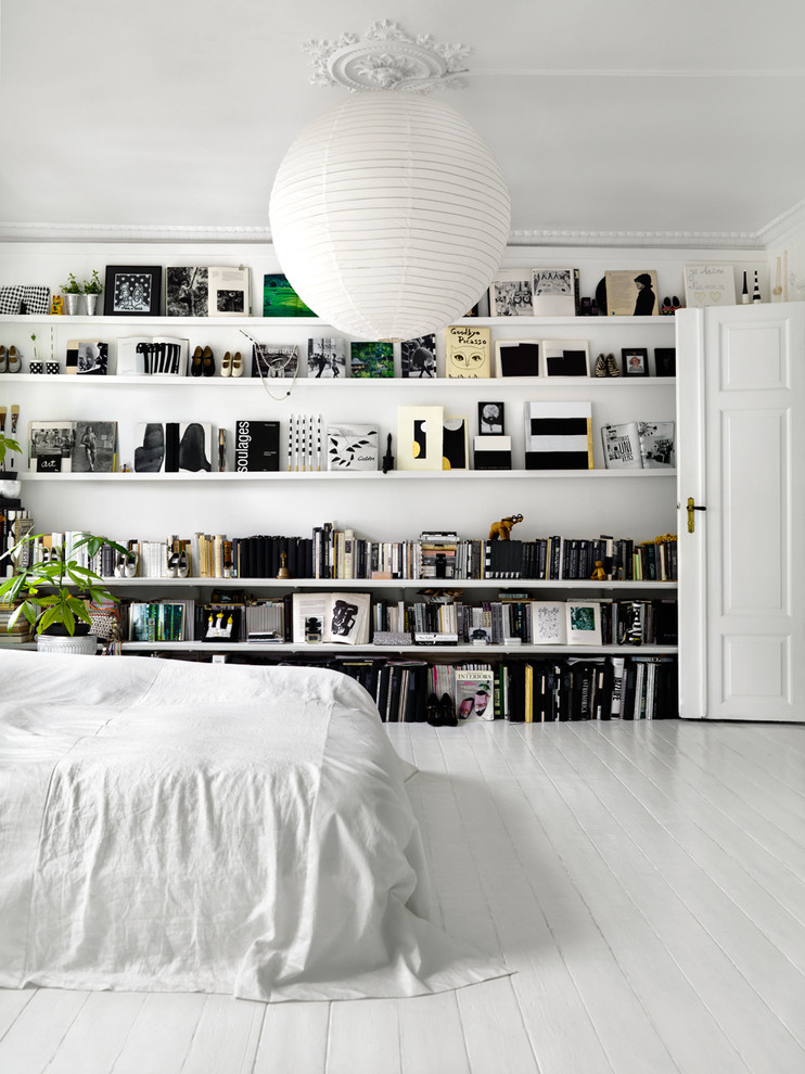 Ejemplo de dormitorio principal escandinavo grande sin chimenea con paredes blancas, suelo de madera pintada y suelo blanco