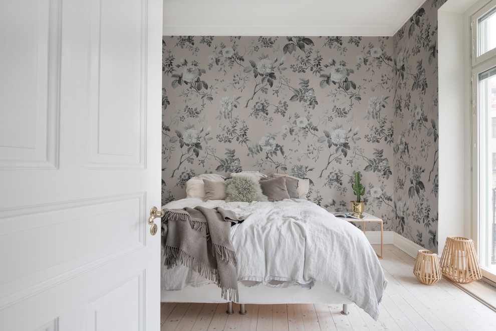 Skandinavisches Schlafzimmer mit beiger Wandfarbe in Göteborg