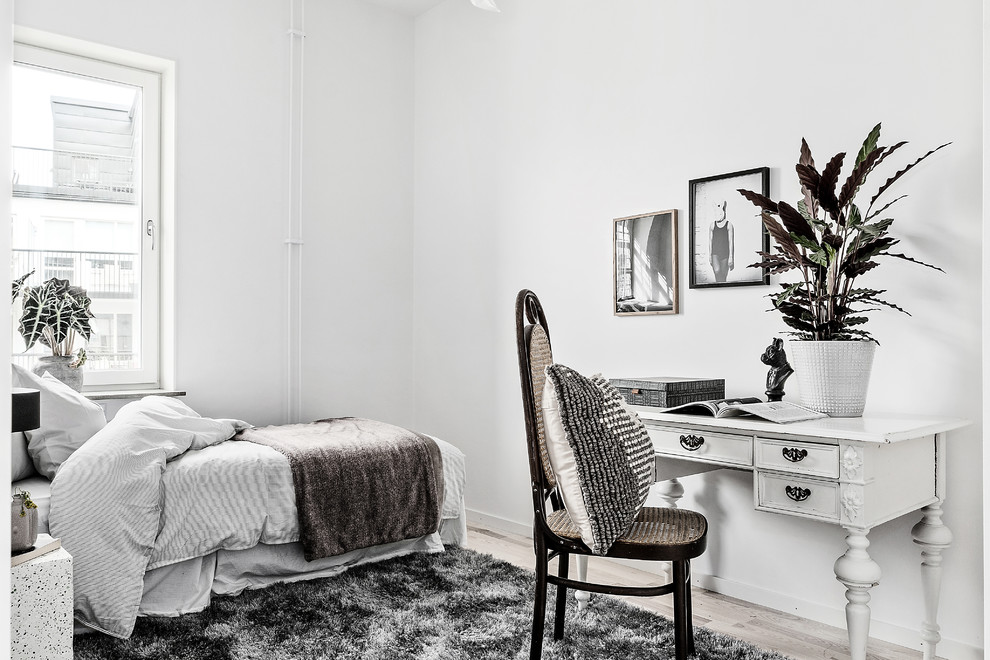 На фото: спальня в скандинавском стиле с белыми стенами, светлым паркетным полом и бежевым полом