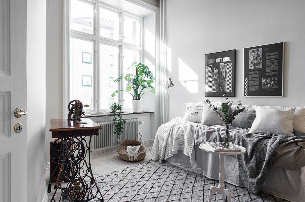 Kleines Skandinavisches Gästezimmer ohne Kamin mit grauer Wandfarbe und hellem Holzboden in Göteborg