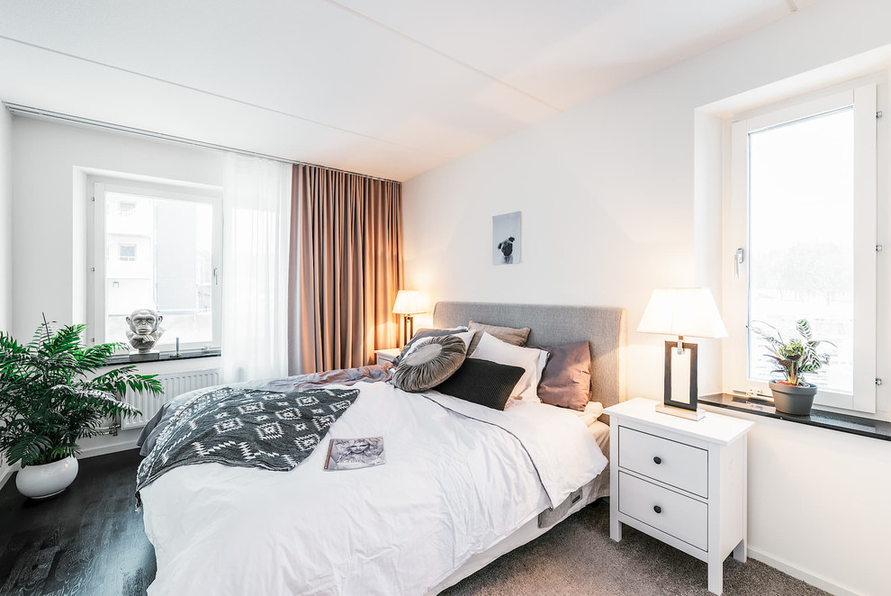 Foto de dormitorio escandinavo con suelo de madera pintada, suelo negro y paredes blancas