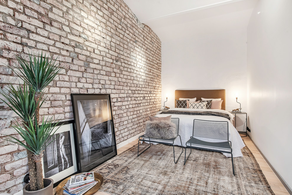 Источник вдохновения для домашнего уюта: хозяйская спальня среднего размера в стиле лофт с белыми стенами и светлым паркетным полом без камина