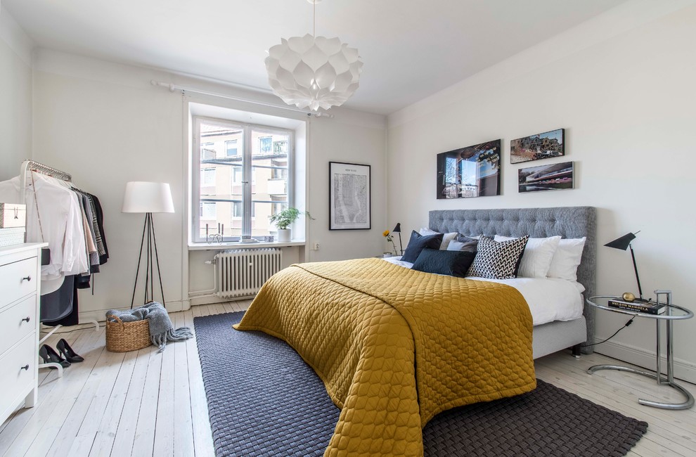 Nordisches Schlafzimmer mit weißer Wandfarbe, hellem Holzboden und beigem Boden in Stockholm