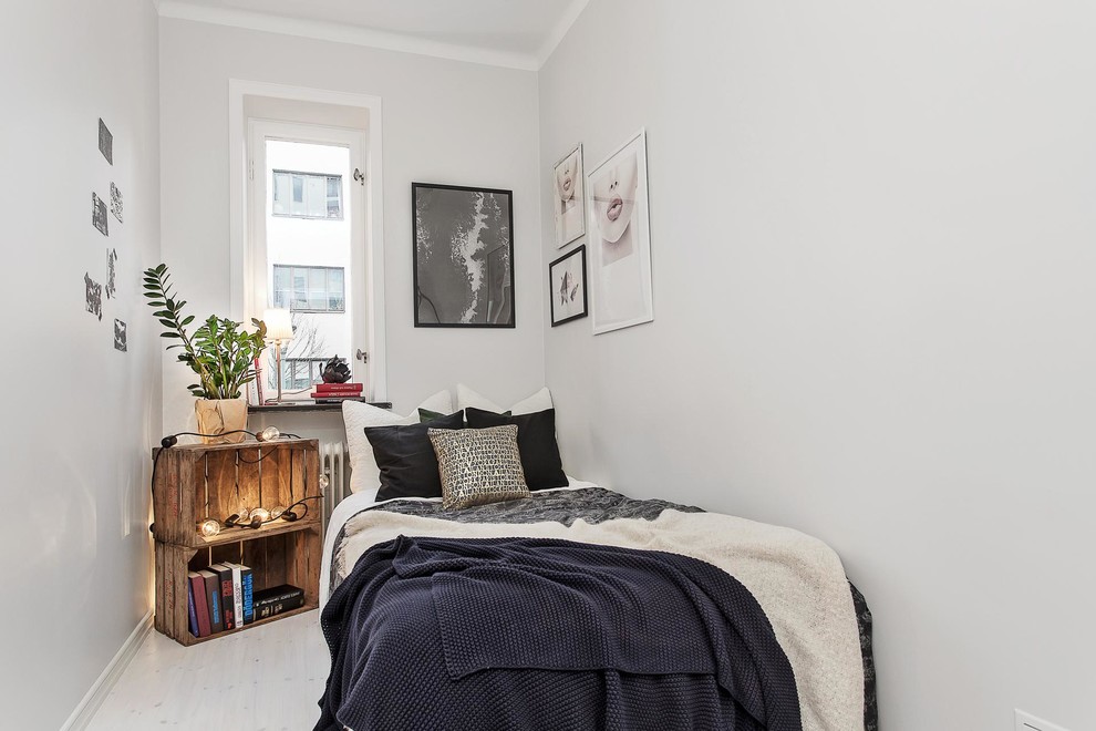 На фото: маленькая спальня в скандинавском стиле с серыми стенами и светлым паркетным полом для на участке и в саду
