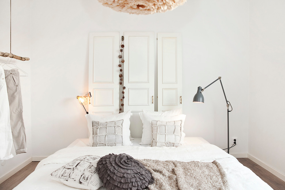 マルメにある北欧スタイルのおしゃれな寝室