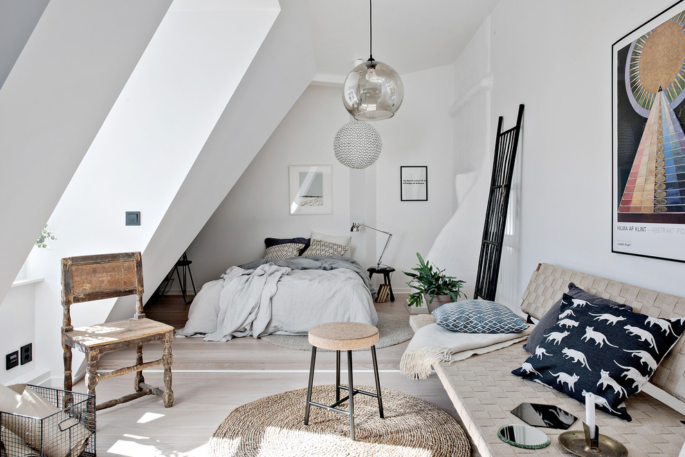 Kleines Skandinavisches Hauptschlafzimmer mit weißer Wandfarbe und hellem Holzboden in Göteborg