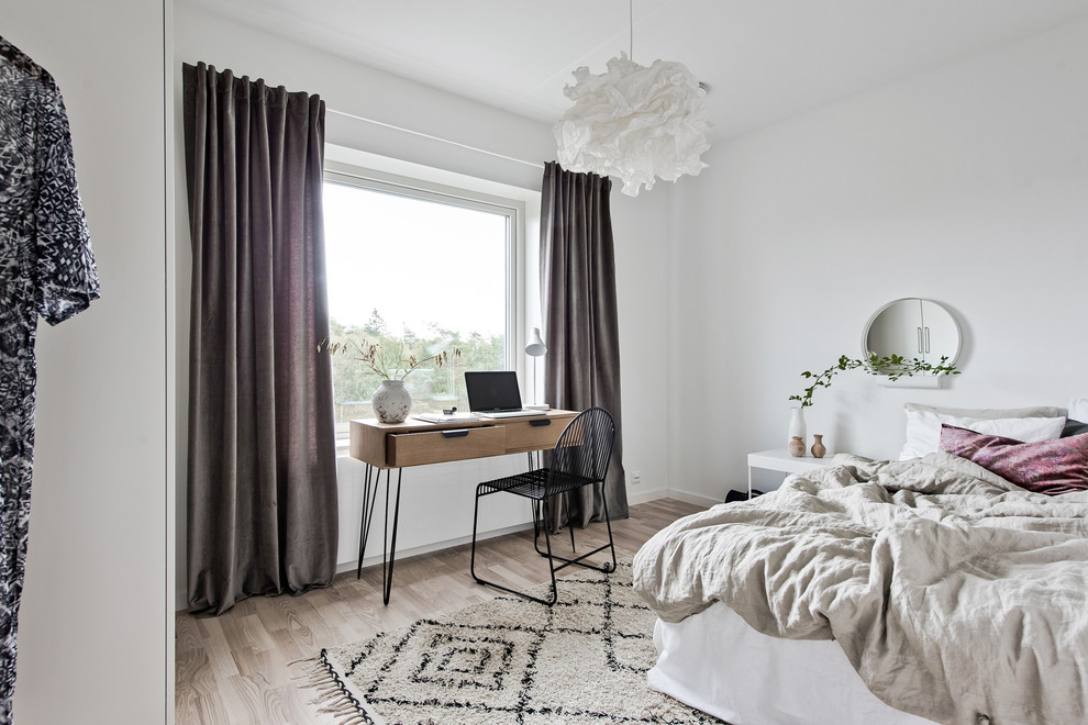 Idéer för att renovera ett skandinaviskt gästrum, med vita väggar, ljust trägolv och beiget golv
