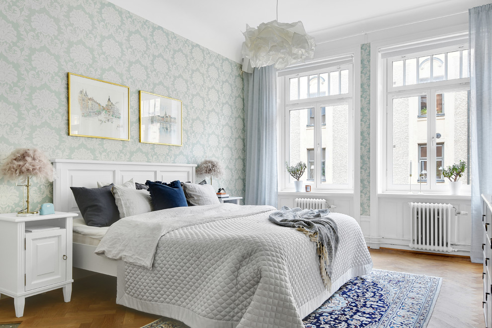 ストックホルムにある中くらいな北欧スタイルのおしゃれな主寝室 (無垢フローリング、マルチカラーの壁、暖炉なし)