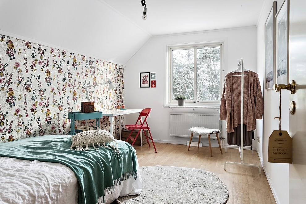 Inspiration för mellanstora minimalistiska sovrum, med flerfärgade väggar, ljust trägolv och beiget golv