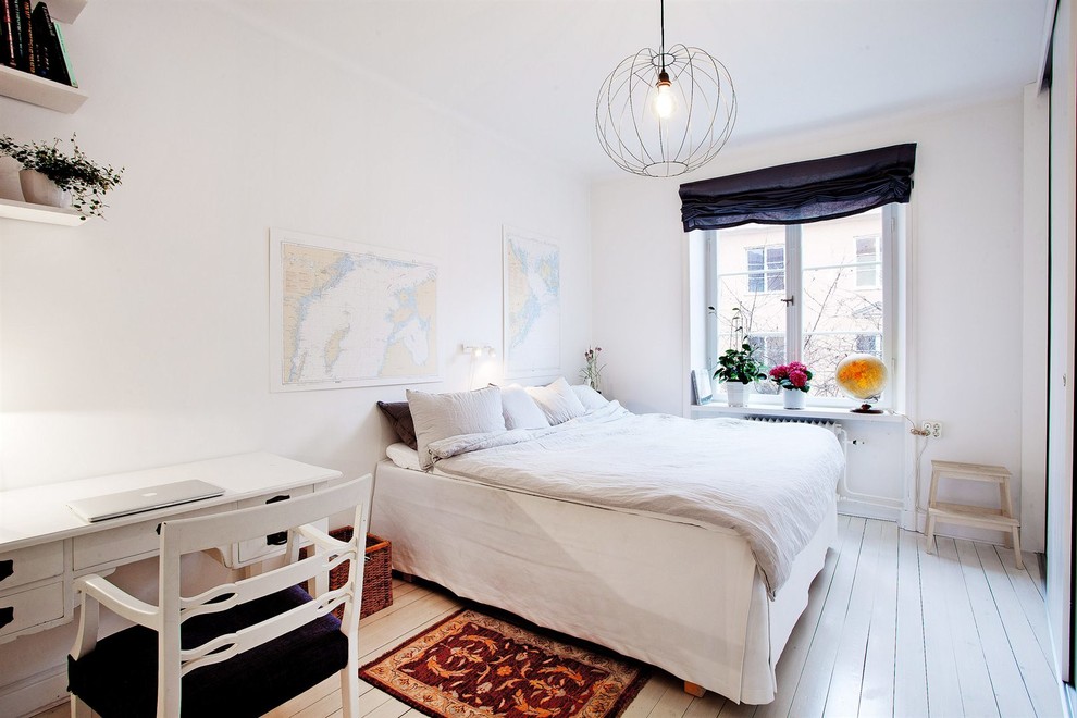 Mittelgroßes Nordisches Hauptschlafzimmer ohne Kamin mit weißer Wandfarbe und hellem Holzboden in Stockholm