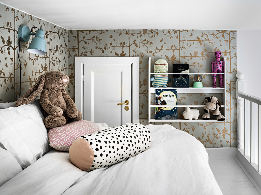 Inspiration för ett skandinaviskt sovloft, med flerfärgade väggar, målat trägolv och vitt golv