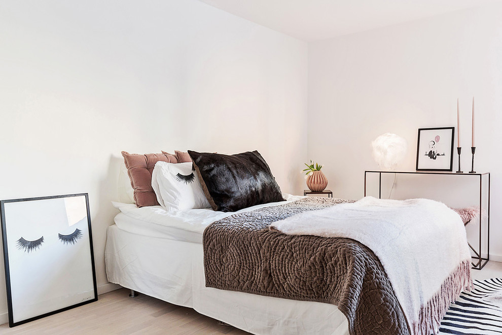На фото: гостевая спальня среднего размера, (комната для гостей) в скандинавском стиле с белыми стенами и светлым паркетным полом без камина