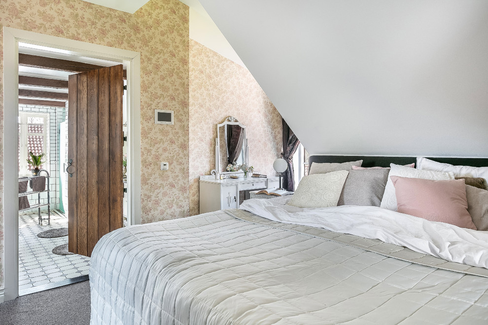 На фото: маленькая хозяйская спальня в стиле шебби-шик с ковровым покрытием, серым полом и желтыми стенами для на участке и в саду